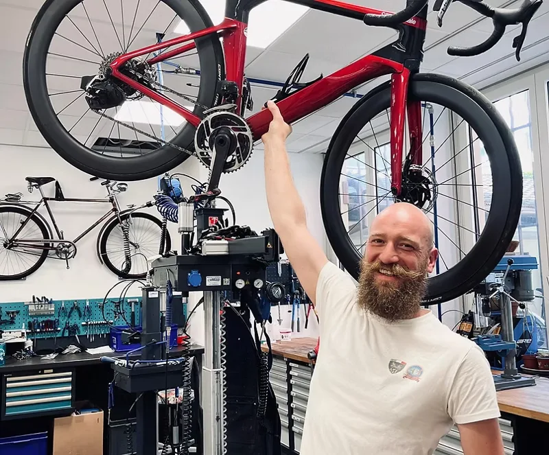 Franz-Xaver Zierer in der Werkstatt der Velo Oase Luzern